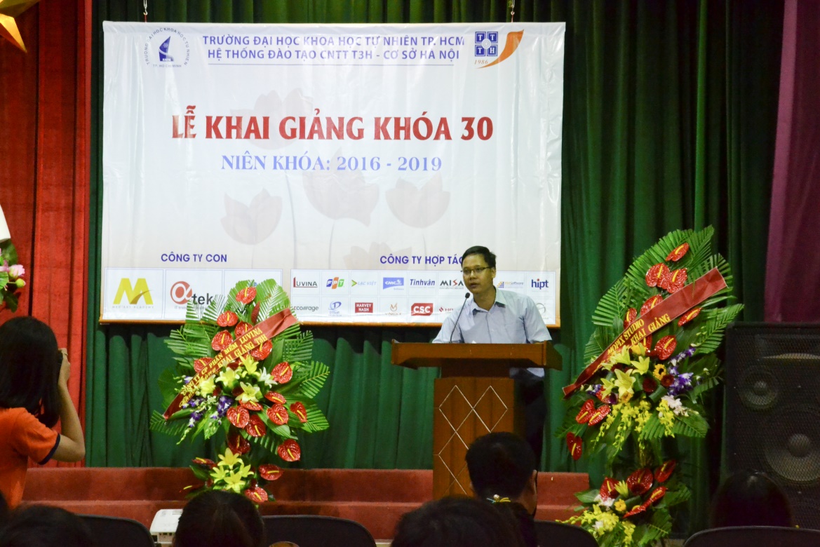 Thầy Doãn Mạnh Linh phát biểu khai giảng năm học mới